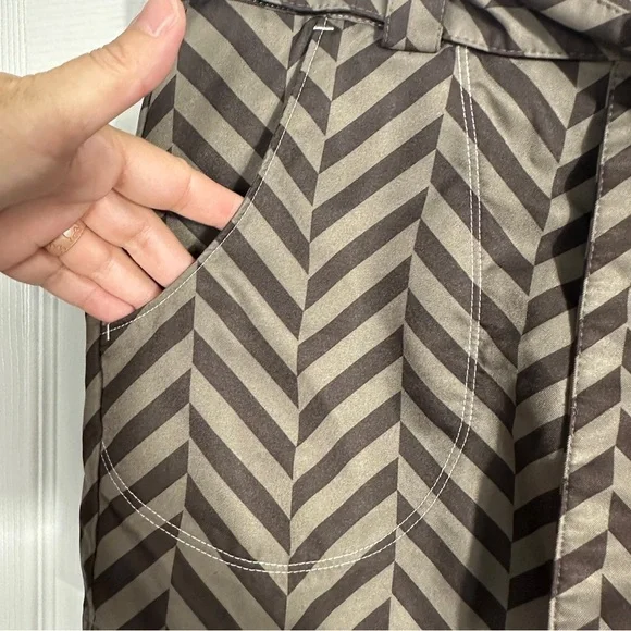 Nike Golf Tour Performance size 8 shorts, brown/black, pink swoosh, athletic - Picture 2 of 10